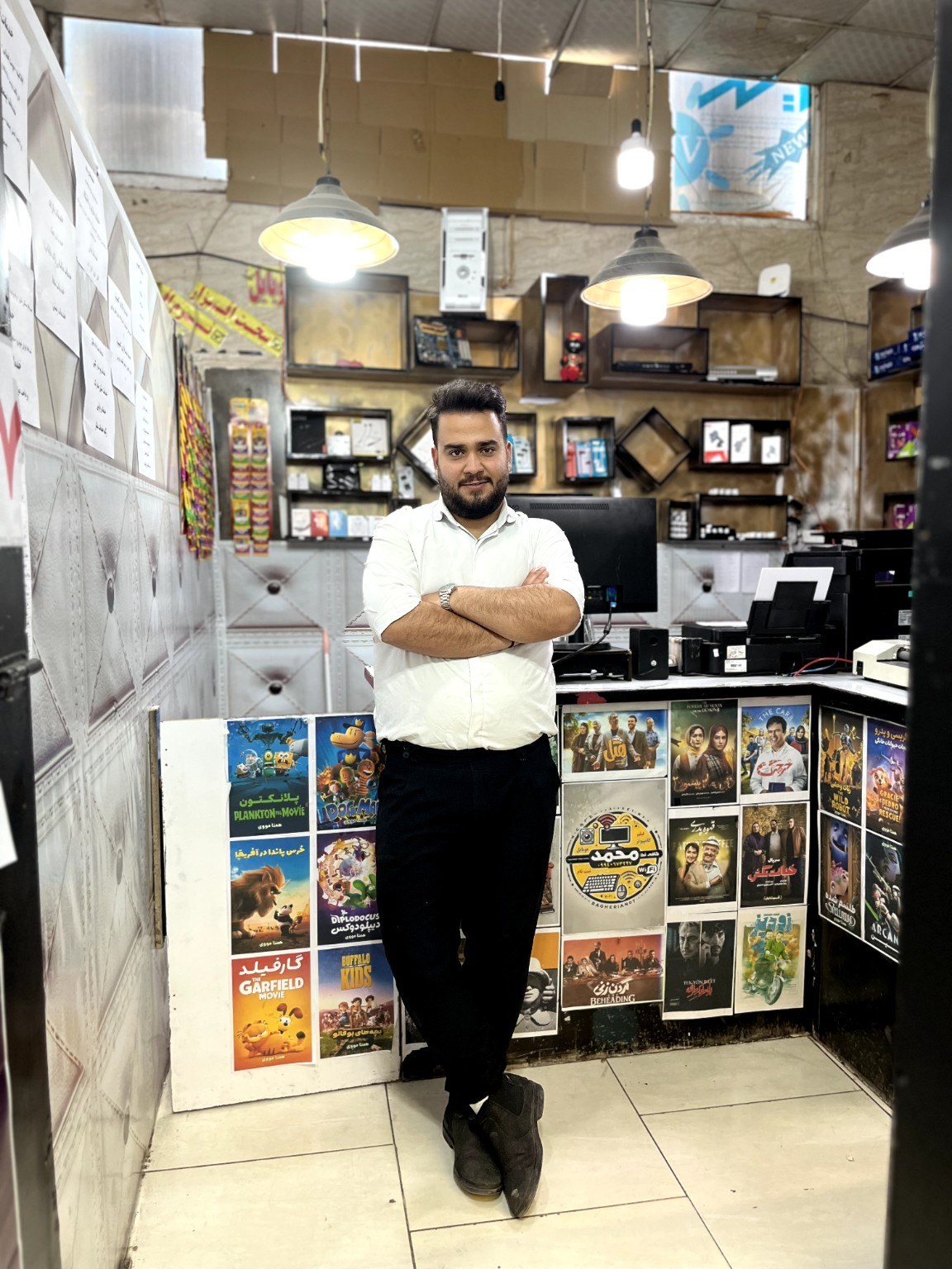 محمد در محل فعالیت قدیمی خدمات فنی